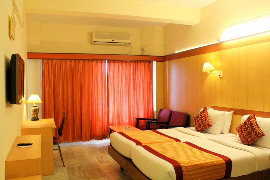 Yasodha Towers Hotel Hosūr Habitación foto