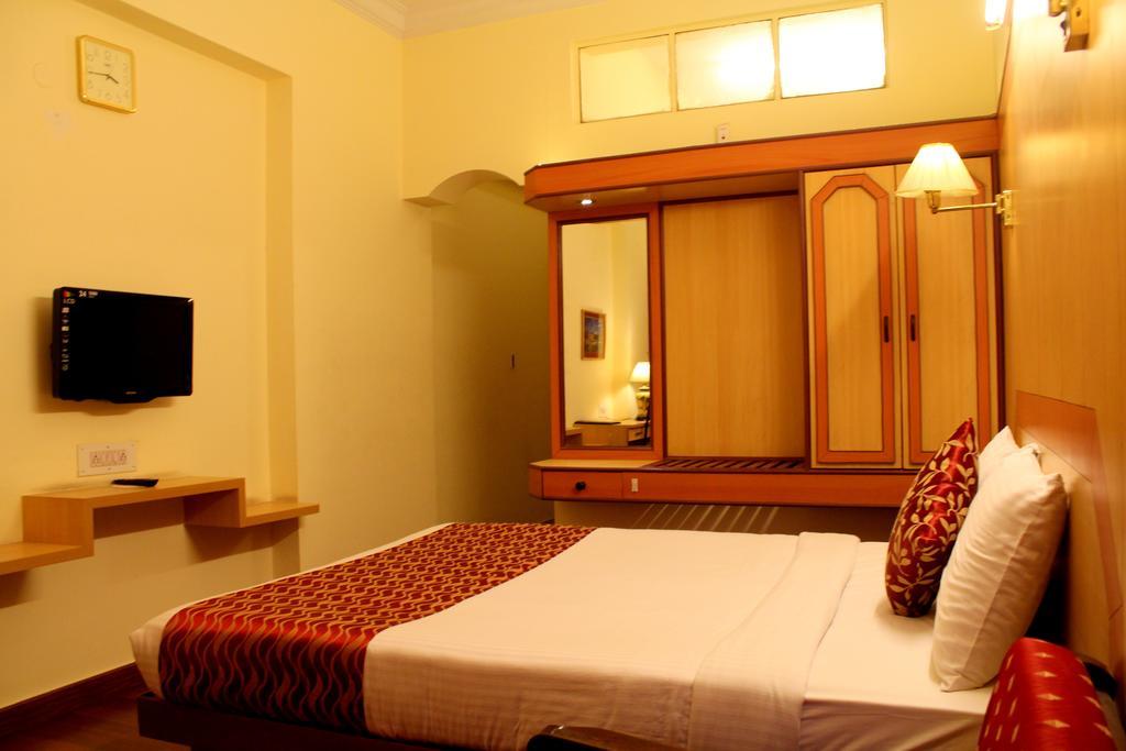Yasodha Towers Hotel Hosūr Habitación foto